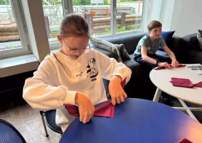 Zwei Schüler falten Servietten